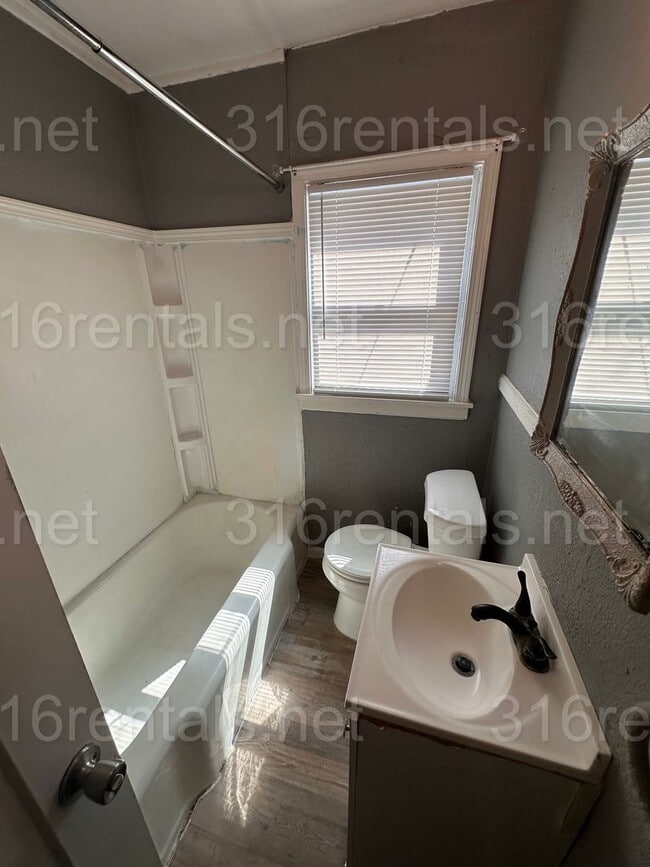 Building Photo - $525 - 1 bed 1 bath - Duplex *COMING SOON*