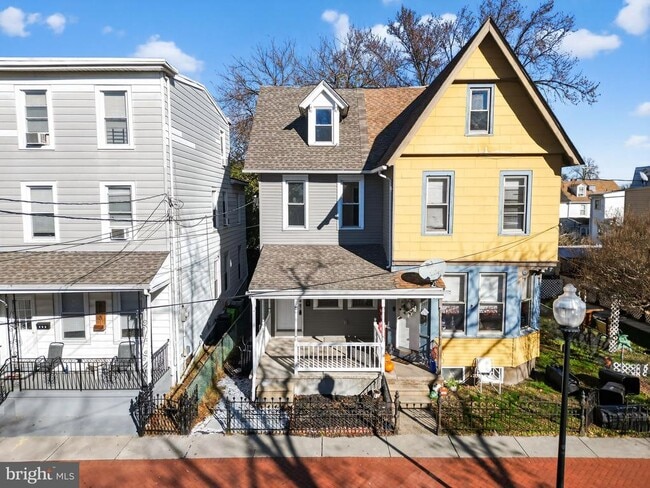 Building Photo - 325 Monmouth St