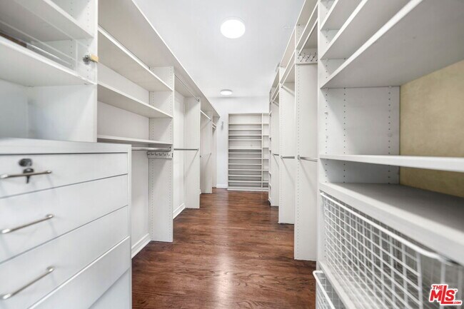 Building Photo - 1004 N Beverly Dr