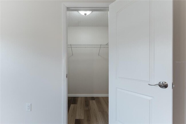 Building Photo - 6520 Meadowbrook Ln