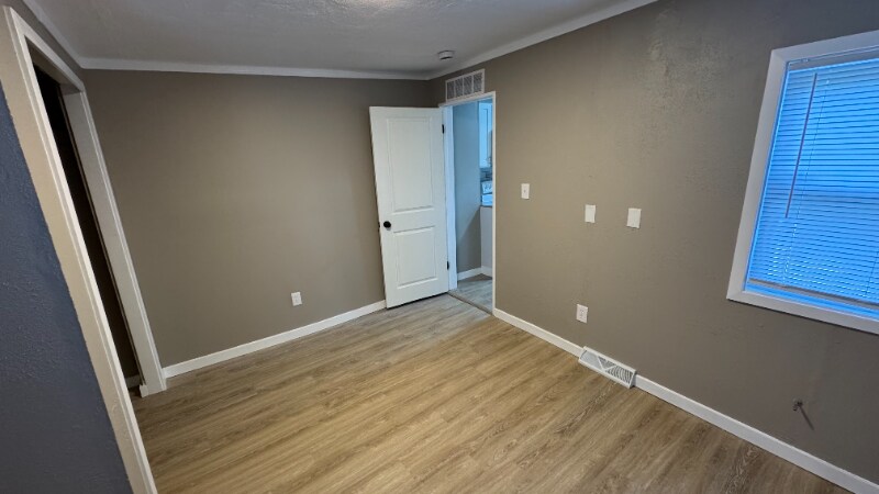 Building Photo - 404 W 5th St