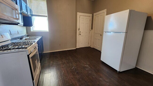 Building Photo - Apartment with Bonus Space & Hardwood Floors