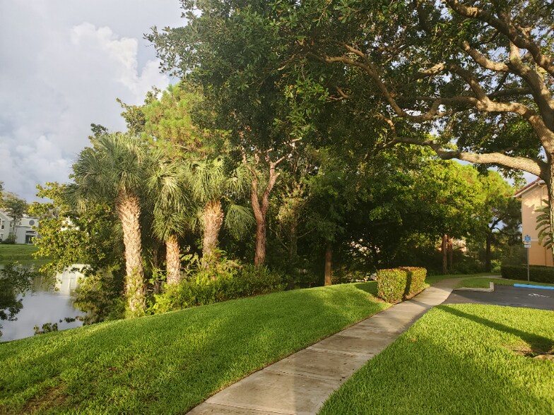 Building Photo - 2042 Alta Meadows Ln