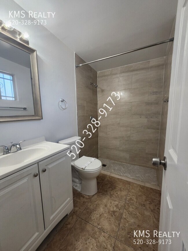 Building Photo - 6711 E Hawk Dr