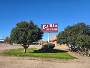 Building Photo - Cozy & Fresh Studio Apartment