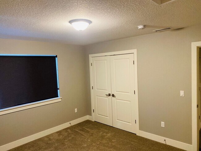 Building Photo - Gorgeous Newer Home!