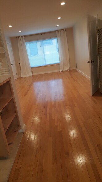 Building Photo - 1146 N Fuller Ave