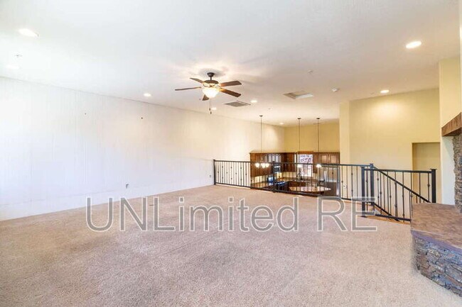 Building Photo - 425 E Woodland Dr