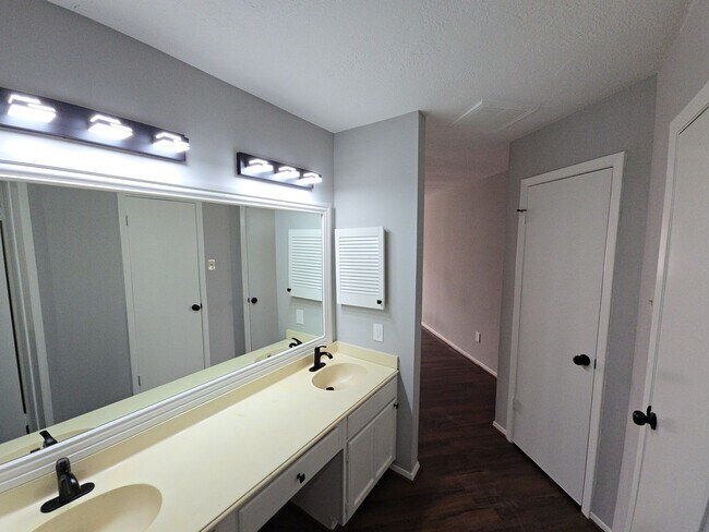 Building Photo - 19415 Southaven Dr