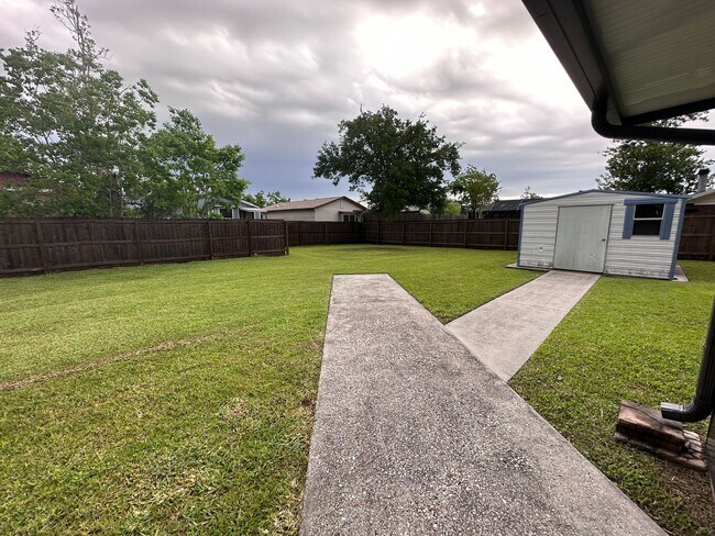 Building Photo - Convenient to Tyndall, less than a block t...