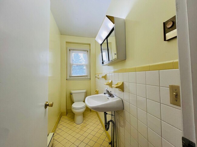Building Photo - 401 Apperson Dr
