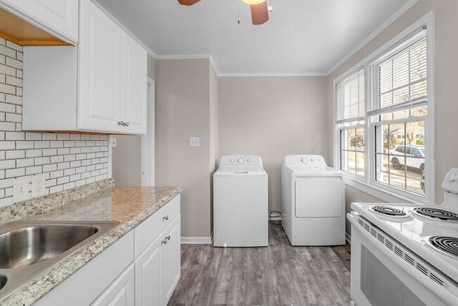 Building Photo - Gorgeous 2BR/1BA Duplex near Selwyn and Park Rd Hotspots!