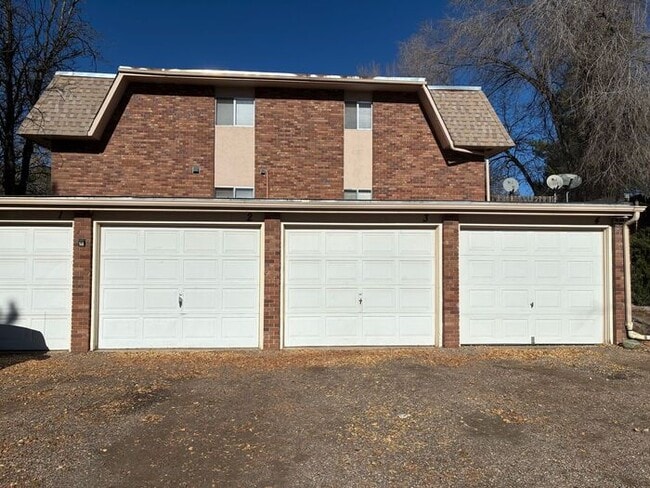 Building Photo - *** MOVE-IN SPECIAL 50% off the First Month*** Great 2 bed 1 bath within 1 mile of CSU!