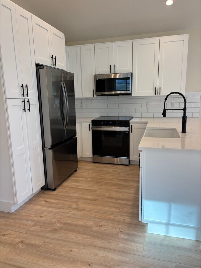 Building Photo - 480 SE Reed Market Rd