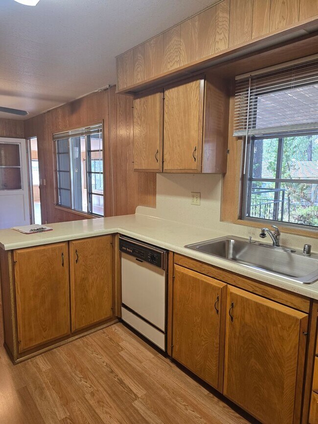 Building Photo - Light and Airy 2 Bedroom 2 Bath In Heather Glen Estates