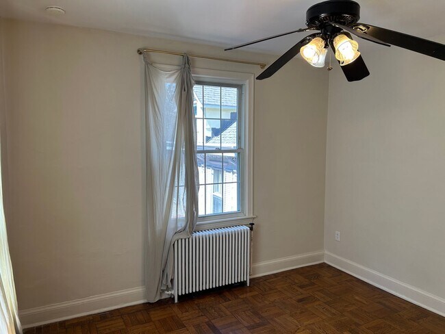 Building Photo - One Bedroom Apartment in Palisades NW Includes Parking