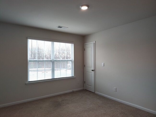 Building Photo - Pristine, 3 bedroom, 2.5 bathroom home located in the Stewart Creek States Subdivision!