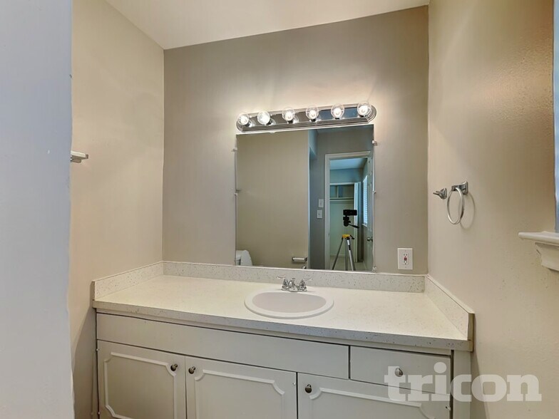 Building Photo - 1142 Shady Glen Circle Richardson TX