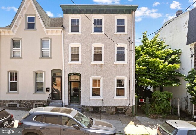 Building Photo - 161 Hermitage St