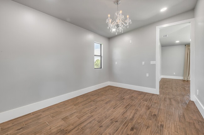 Building Photo - 1707 N Peninsula Ave