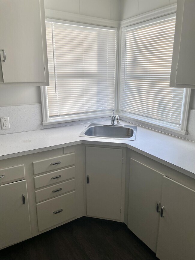 Building Photo - 1040 Spruce St NE