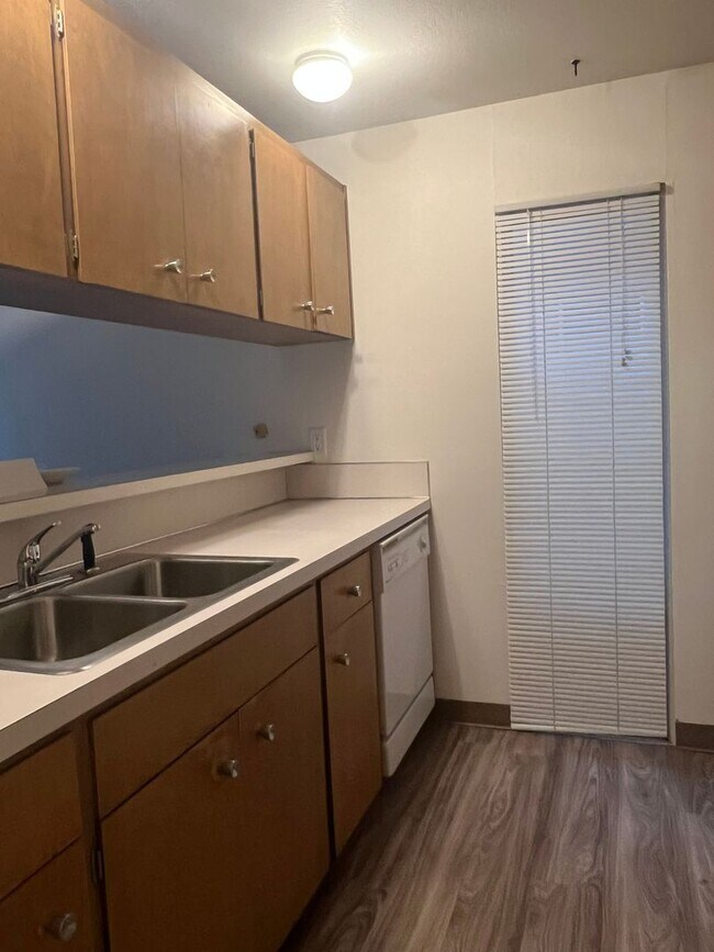 Building Photo - Rent Special - Ground Level 2 Bedroom Unit