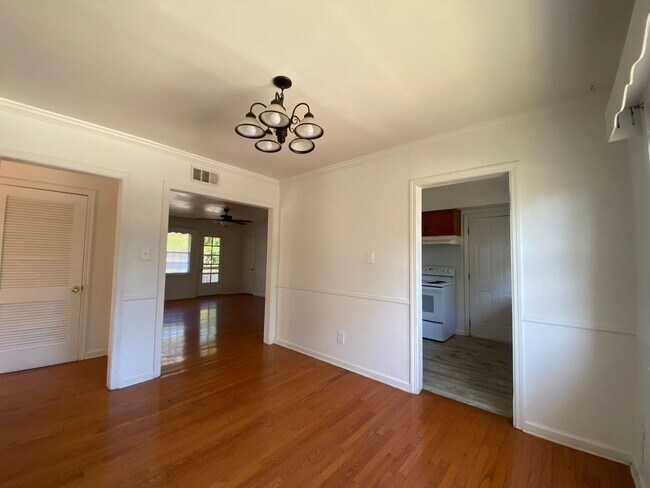 Building Photo - Located in Savannah, GA, this oversized 2-bedroom, 2-bathroom unit