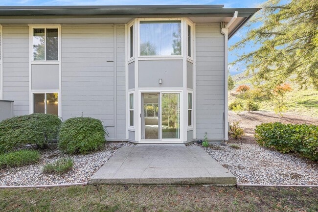 Building Photo - 1501 Skycrest Dr