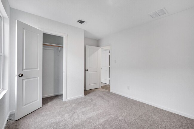 Building Photo - ***APPLICATION CURRENTLY UNDER REVIEW*** MOVE IN SPECIAL, ONE WEEK FREE***Open Concept Home in Wa...