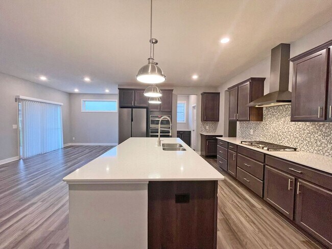 Building Photo - Sparkling, SPACIOUS Like-New Home with 3 B...