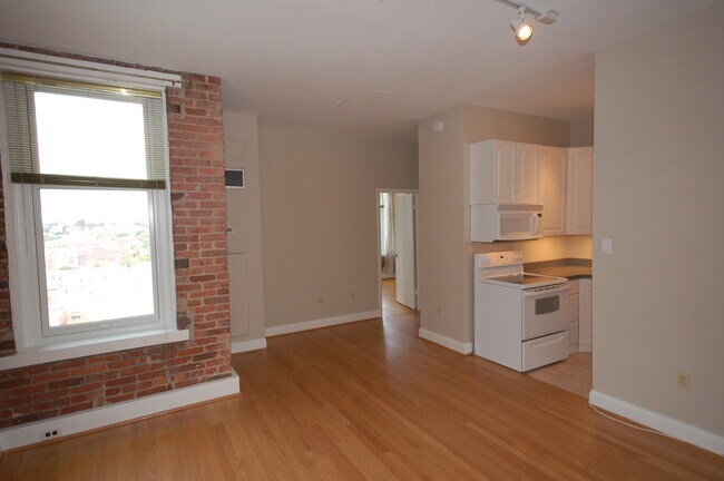 Building Photo - Top-Floor 1BR/1BA in Iconic Dupont Circle ...