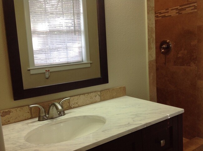 Building Photo - Gorgeous Remodel - North Austin Home!