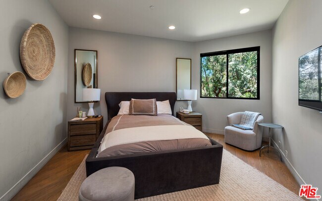 Building Photo - 2826 Las Alturas St