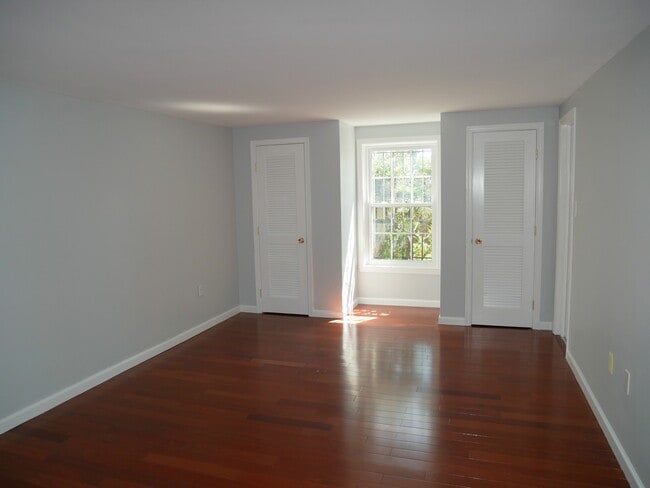 Building Photo - 4 Bedroom 3.5 Bath Corner Unit Townhouse o...