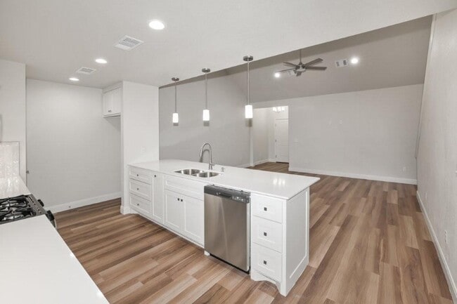 Building Photo - 7625 Woodford Ave