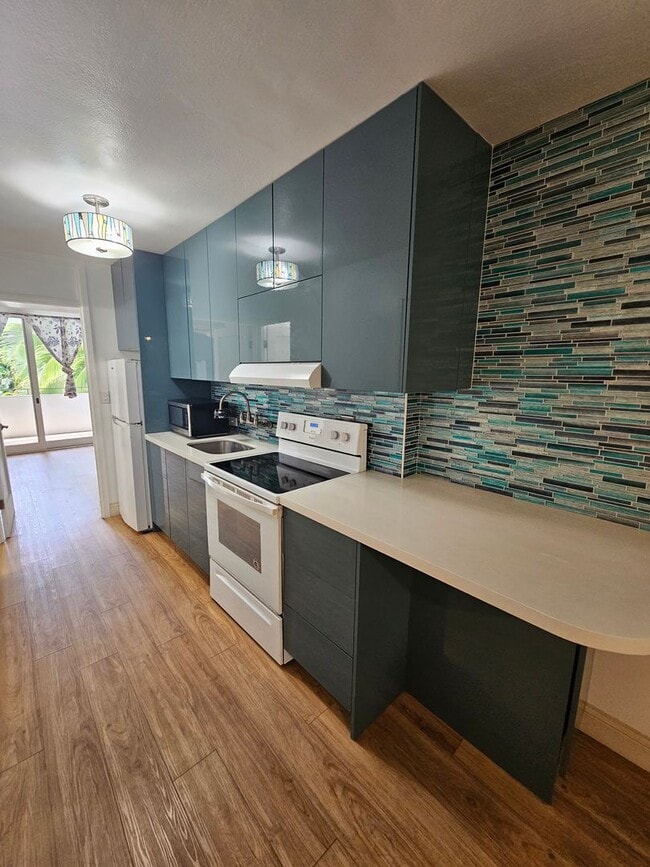 Building Photo - Fully Furnished. Updated. Waikiki (No parking)