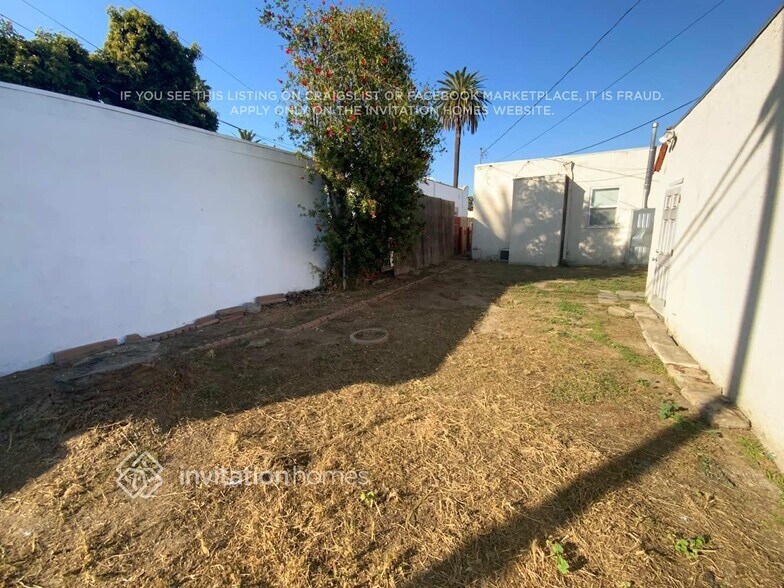 Building Photo - 1626 W 60th Pl