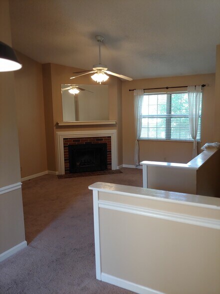 Living room - 1451 Thrush Plz