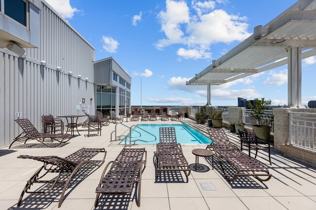 Building Photo - 400 W North St