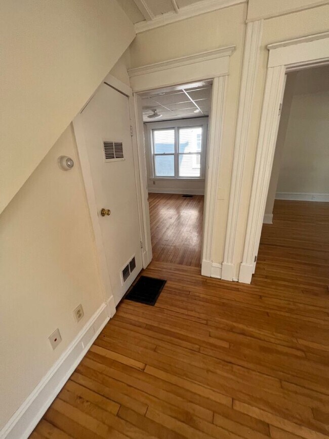 Building Photo - 52 Hickok Pl