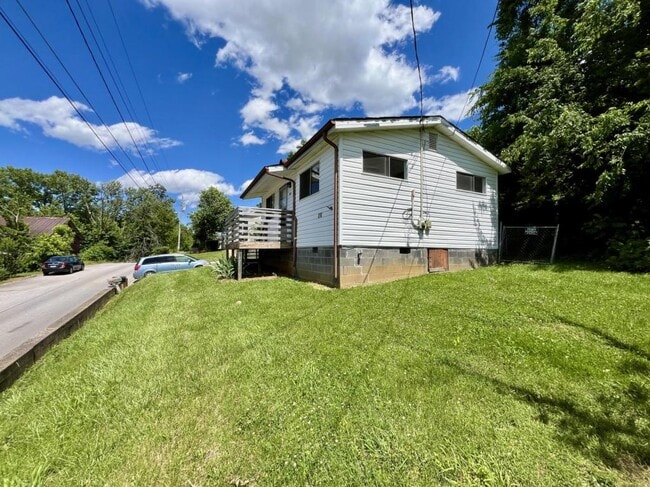 Building Photo - 318 Leonard St