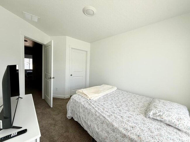 Building Photo - 38 N Northshore Dr