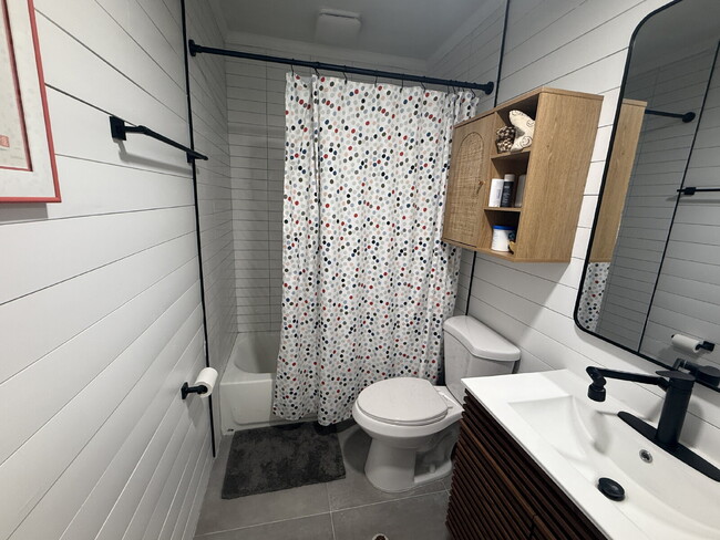 Building Photo - AVAILABLE EARLY JULY:  UPDATED 2 BEDROOM 1...