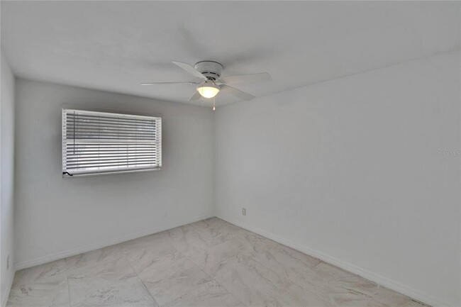 Building Photo - 802 W Russell Dr