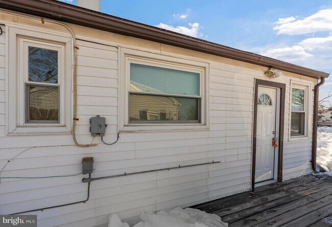 Building Photo - 1224 Guildford Rd