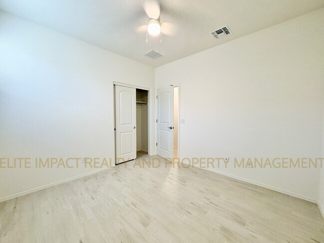 Building Photo - 9365 N Peridot Vis Ave