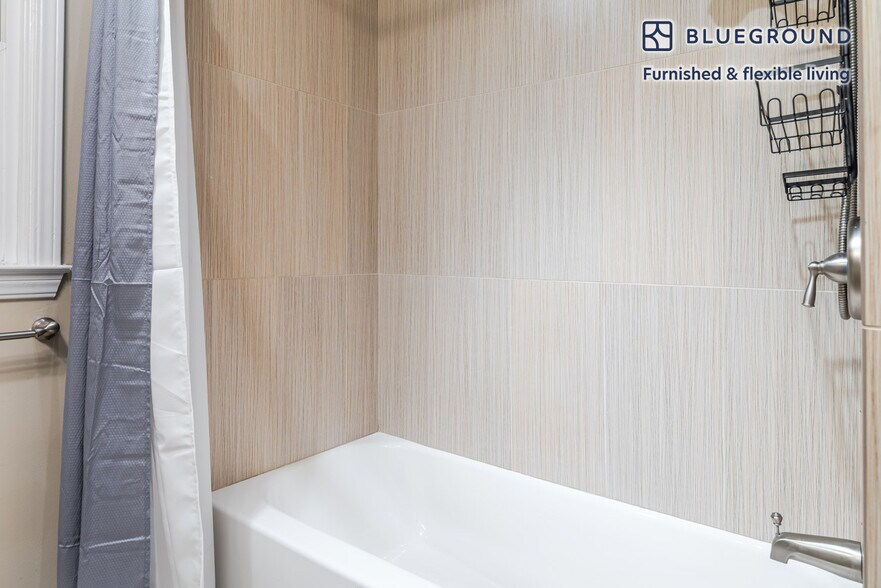 Building Photo - 253 Center St