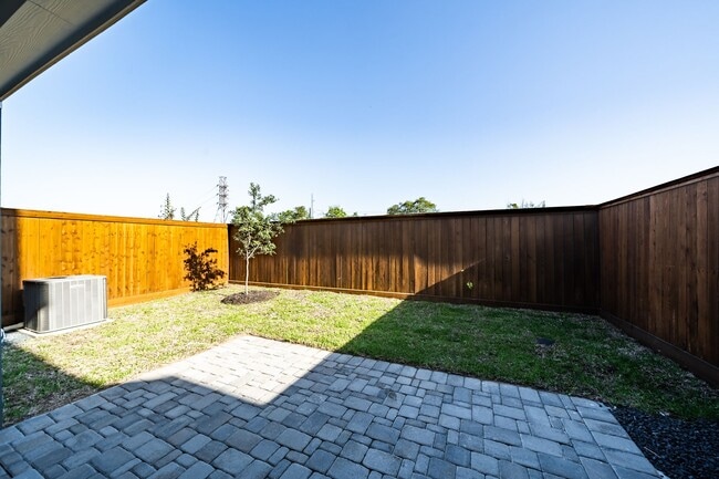 Building Photo - 10916 Brambling Wood Dr