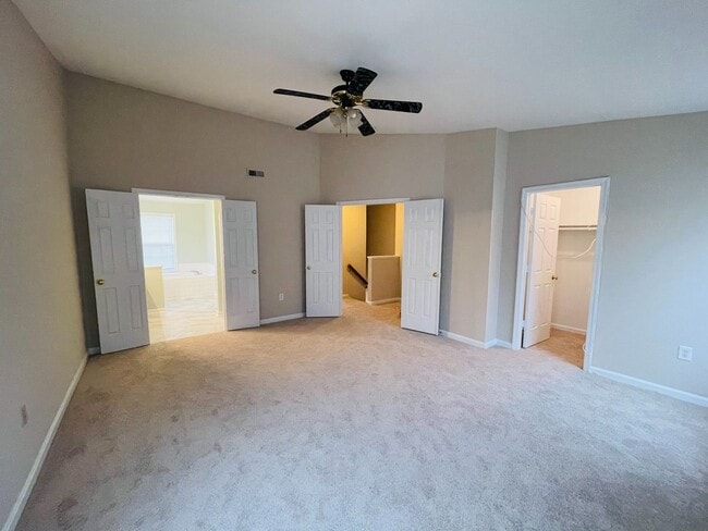 Building Photo - STAFFORD HOME - LARGE 5 BEDROOMS!