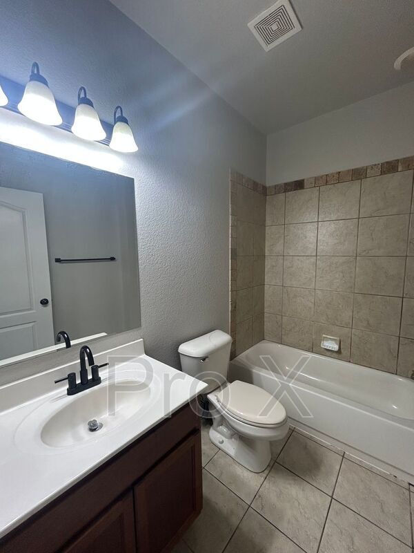 Building Photo - 2670 N Valencia Ave